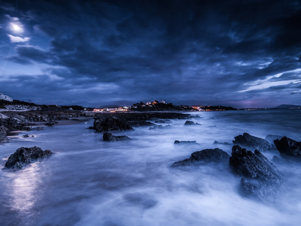 sea_night_moon_clouds_rocks_shore_lights_82767_1024x768